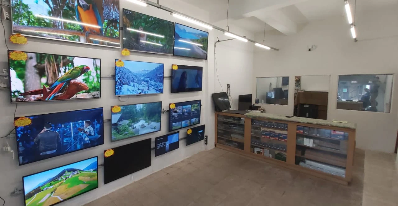 Área interna da Playtech Eletrônica com TVs expostas